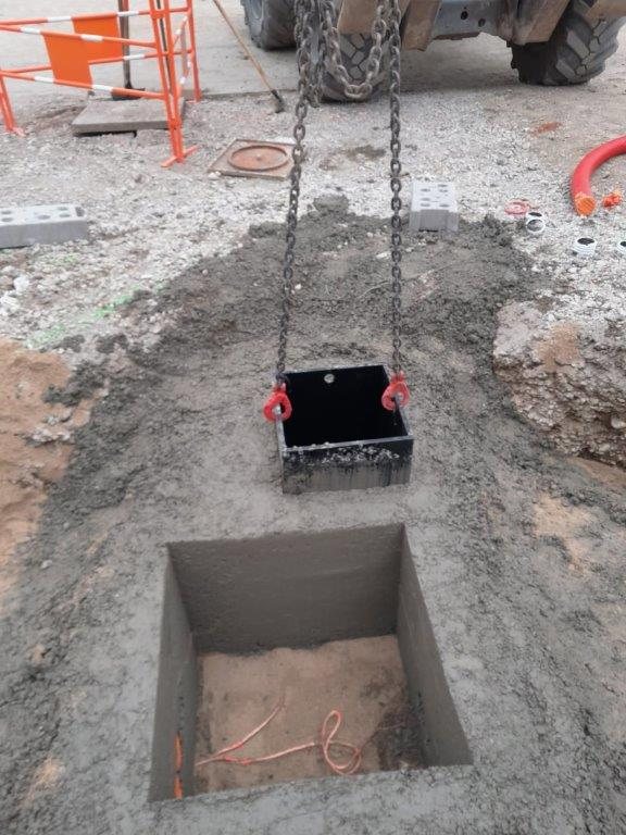 Extraction d’un coffrage EasyRésa avec élingage et engin de chantier